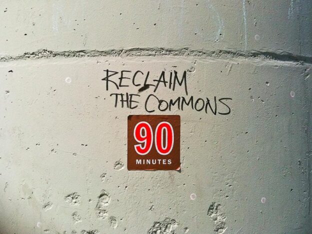 Graffiti mit der Aufschrift: Reclaim the Commons